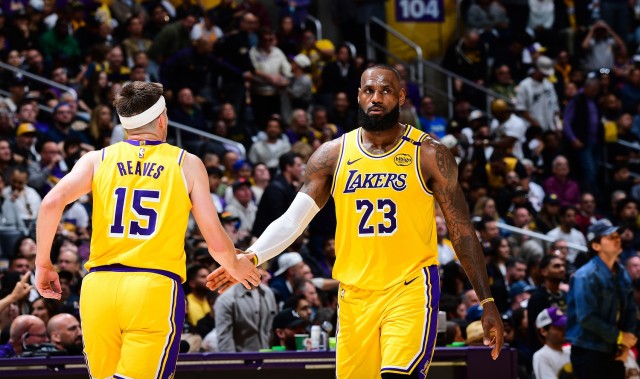 里夫斯场均至少25+5+5且进2.5+三分&amp;命中率50%+ 历史仅詹杜库做到